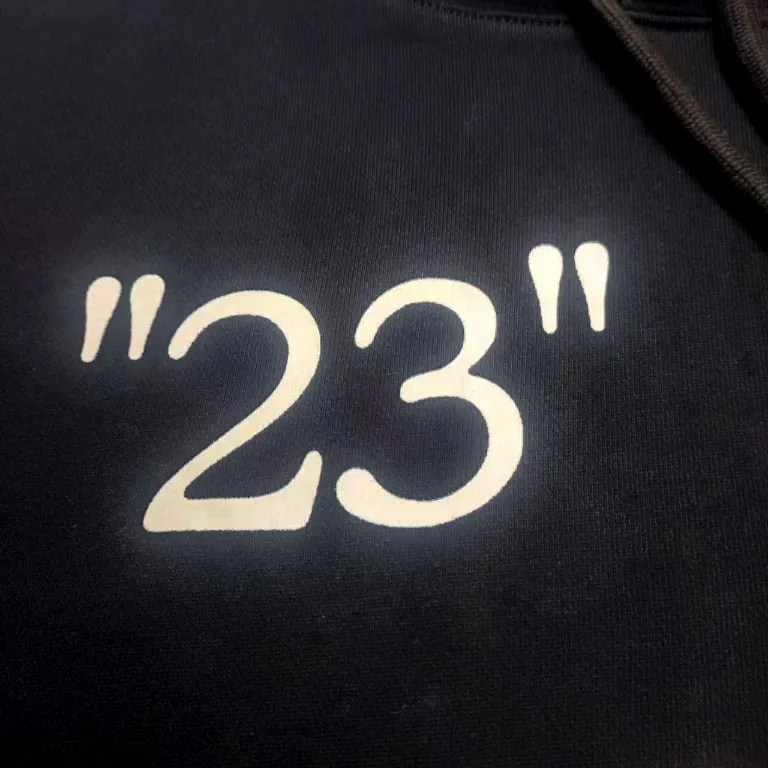 Top tested version OFF New No. 23 WHITE Hooded Sweatshirt OW Jacket Trendy Brand Couple Men's and Women's Hoodie As a street fashion art in the luxury ranks, off white has always attracted many fans with its classic logo and trendy creativity. Not only is it an understanding of fashion, off white also intuitively reflects ♻️ environmental awareness in many works, and treats the world gently.  The kangaroo pocket adopts a special machine crimping process with externally shaped wiring. The brim of the hat adopts a threaded design and is patterned more than 10 times. Can perfectly restore the original effect. Printing process, clear picture. The white glue base ensures the firmness of the printing, and machine washing is stress-free. The fabric is made of 480g terry cotton fabric with full drape.  Color: Black Size: XS-L P:410
